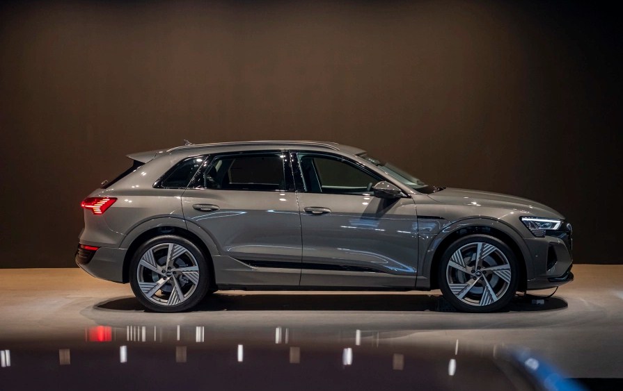 Giá Lăn Bánh Audi Q8 e-tron Tháng 2/2026 Tại Hà Nội Và Đánh Giá Chi Tiết: Tuyệt Tác SUV Điện Của Kỷ Nguyên Mới
