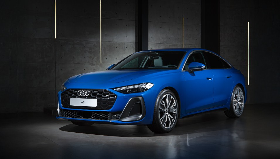 Audi A5 2025 không chỉ thu hút bởi thiết kế ngoại thất quyến rũ và nội thất sang trọng, mà còn khẳng định vị thế của mình trong phân khúc xe sang nhờ hiệu suất vận hành mạnh mẽ cùng hàng loạt công nghệ an toàn tiên tiến. Được xây dựng trên nền tảng mới và trang bị những khối động cơ hiện đại nhất của Audi, A5 2025 hứa hẹn mang đến trải nghiệm lái đầy phấn khích, êm ái và an toàn vượt trội. Bài viết này sẽ đi sâu vào hệ thống động cơ, khả năng vận hành và các tính năng an toàn nổi bật của Audi A5 2025, giúp bạn có cái nhìn toàn diện về sức mạnh và sự bảo vệ mà chiếc xe này mang lại. 1. Động Cơ Vận Hành: Sức Mạnh TFSI Kết Hợp Cùng Công Nghệ Hybrid Tiên Tiến Audi A5 2025 được trang bị các tùy chọn động cơ xăng và diesel, nhưng tại thị trường Việt Nam, các phiên bản động cơ xăng TFSI sẽ là chủ đạo, kết hợp với công nghệ hybrid nhằm tối ưu hóa hiệu suất và tiết kiệm nhiên liệu. Động Cơ Xăng TFSI Với Hệ Thống Mild-Hybrid (MHEV) Điểm nhấn của Audi A5 2025 là sự kết hợp giữa động cơ xăng TFSI (Turbo Fuel Stratified Injection) danh tiếng của Audi và hệ thống mild-hybrid (MHEV) 48 volt. Công nghệ MHEV sử dụng một máy phát khởi động dây đai (BAS) và một bộ pin lithium-ion nhỏ, cho phép xe: Tắt máy khi xe chạy trớn (coasting): Ở tốc độ cao, hệ thống có thể tắt động cơ để tiết kiệm nhiên liệu. Khởi động lại mượt mà và nhanh chóng: BAS giúp động cơ khởi động lại gần như tức thì và không gây giật. Hỗ trợ tăng tốc: BAS cung cấp một chút mô-men xoắn phụ trợ khi khởi hành hoặc tăng tốc nhẹ, giúp xe vận hành mượt mà và nhạy bén hơn. Tái tạo năng lượng hiệu quả: Khi phanh, BAS thu hồi năng lượng đáng kể, sạc lại pin MHEV, giảm tải cho động cơ chính. Các phiên bản động cơ chính được kỳ vọng bao gồm: Audi A5 40 TFSI: Sử dụng động cơ 2.0L TFSI, sản sinh công suất khoảng 204 mã lực và mô-men xoắn 320 Nm. Kết hợp với hệ thống MHEV, động cơ này mang lại sự cân bằng giữa hiệu suất và hiệu quả tiêu thụ nhiên liệu, phù hợp cho nhu cầu di chuyển hàng ngày. Audi A5 45 TFSI quattro: Vẫn là khối động cơ 2.0L TFSI nhưng được tinh chỉnh để đạt công suất cao hơn, dự kiến khoảng 265 mã lực và mô-men xoắn 370 Nm. Phiên bản này đi kèm với hệ dẫn động bốn bánh quattro trứ danh của Audi, mang đến khả năng tăng tốc mạnh mẽ, độ bám đường vượt trội và cảm giác lái thể thao hơn. Hộp Số S tronic 7 Cấp: Chuyển Số Mượt Mà và Chính Xác Tất cả các phiên bản động cơ xăng TFSI trên Audi A5 2025 đều được kết hợp với hộp số ly hợp kép S tronic 7 cấp. Hộp số này nổi tiếng với khả năng chuyển số cực kỳ nhanh chóng, mượt mà và chính xác, gần như không có độ trễ. Điều này không chỉ giúp tối ưu hóa hiệu suất tăng tốc mà còn mang lại cảm giác lái thể thao đầy phấn khích, đồng thời vẫn duy trì sự êm ái khi di chuyển trong đô thị. 2. Khả Năng Vận Hành: Sự Kết Hợp Giữa Thể Thao Và Êm Ái Audi A5 2025 được thiết kế để mang lại trải nghiệm lái cân bằng, linh hoạt, phù hợp với nhiều điều kiện đường sá và phong cách lái khác nhau. Hệ Dẫn Động Bốn Bánh quattro: Vượt Trội Về Độ Bám Đường Đối với các phiên bản mạnh mẽ hơn (ví dụ: 45 TFSI), Audi A5 2025 được trang bị hệ dẫn động bốn bánh toàn thời gian quattro nổi tiếng của Audi. Hệ thống này phân bổ lực kéo linh hoạt giữa các bánh xe, tối ưu hóa độ bám đường và ổn định trên mọi loại địa hình, từ đường khô ráo đến đường trơn trượt. Điều này đặc biệt hữu ích khi vào cua ở tốc độ cao hoặc trong điều kiện thời tiết khắc nghiệt, mang lại sự tự tin và an toàn tuyệt đối cho người lái. Hệ Thống Treo Linh Hoạt Audi A5 2025 sử dụng hệ thống treo được tinh chỉnh để mang lại sự cân bằng giữa sự êm ái và khả năng xử lý thể thao. Ở các phiên bản cao cấp hoặc khi trang bị gói S line, xe có thể đi kèm hệ thống treo thể thao cứng hơn một chút, giúp giảm độ nghiêng thân xe khi vào cua và tăng cảm giác lái thể thao. Ngoài ra, tùy chọn hệ thống treo thích ứng (adaptive damper control) cho phép người lái điều chỉnh độ cứng/mềm của hệ thống treo thông qua các chế độ lái, phù hợp với từng điều kiện đường sá và sở thích cá nhân. Chế Độ Lái Audi Drive Select Hệ thống Audi Drive Select cho phép người lái tùy chỉnh các thông số vận hành của xe như phản ứng chân ga, độ nhạy vô lăng, chế độ chuyển số của hộp số, và độ cứng của hệ thống treo (nếu có tùy chọn treo thích ứng). Các chế độ thường bao gồm: Comfort: Vận hành êm ái, nhẹ nhàng, phù hợp di chuyển trong đô thị. Dynamic: Phản ứng nhạy bén hơn, vô lăng chắc chắn hơn, hộp số giữ số lâu hơn, mang lại cảm giác lái thể thao. Auto: Tự động điều chỉnh dựa trên phong cách lái và điều kiện đường. Individual: Cho phép người lái tùy chỉnh từng thông số riêng lẻ. Efficiency: Tối ưu hóa hiệu quả tiêu thụ nhiên liệu. Vô Lăng Trợ Lực Điện: Chính Xác và Phản Hồi Tốt Vô lăng trợ lực điện trên Audi A5 2025 mang lại cảm giác lái chính xác và phản hồi tốt. Ở tốc độ thấp, vô lăng nhẹ nhàng giúp việc đỗ xe dễ dàng. Khi di chuyển ở tốc độ cao, vô lăng trở nên đầm chắc hơn, tăng sự tự tin và ổn định cho người lái. 3. Tính Năng An Toàn Chủ Động Và Thụ Động: Bảo Vệ Toàn Diện Audi A5 2025 được trang bị hàng loạt tính năng an toàn tiên tiến, cả chủ động và thụ động, giúp bảo vệ tối đa người lái và hành khách. An Toàn Thụ Động: Nền Tảng Vững Chắc Khung Xe Chắc Chắn: Được chế tạo từ các vật liệu cường độ cao và siêu cao, kết hợp với thép định hình nóng, giúp hấp thụ và phân tán lực va chạm hiệu quả, bảo vệ khoang cabin. Hệ Thống Túi Khí Đa Điểm: Bao gồm túi khí phía trước, túi khí bên hông phía trước, túi khí rèm và có thể có túi khí đầu gối hoặc túi khí bên hông phía sau (tùy thị trường/phiên bản), đảm bảo an toàn tối đa trong trường hợp va chạm. Dây An Toàn Ba Điểm với Bộ Căng Đai: Giữ chặt người ngồi đúng vị trí khi có va chạm. An Toàn Chủ Động & Hỗ Trợ Lái (Audi Pre Sense & Hệ Thống Hỗ Trợ Người Lái – ADAS) Audi A5 2025 tích hợp gói công nghệ Audi Pre Sense cùng nhiều hệ thống hỗ trợ lái tiên tiến, giúp người lái chủ động phòng tránh rủi ro: Hệ Thống Phanh ABS, EBD, BA: Đảm bảo hiệu quả phanh tối ưu trong mọi tình huống. Hệ Thống Cân Bằng Điện Tử ESC (Electronic Stability Control): Giúp xe duy trì ổn định khi vào cua hoặc mất lái đột ngột. Hệ Thống Kiểm Soát Lực Kéo ASR (Anti-Slip Regulation): Ngăn chặn hiện tượng trượt bánh khi tăng tốc. Hỗ Trợ Khởi Hành Ngang Dốc (Hill Hold Assist): Giữ xe không bị trôi khi khởi hành trên dốc. Cảnh Báo Tiền Va Chạm (Audi Pre Sense Basic/Front): Sử dụng radar và camera để phát hiện nguy cơ va chạm với xe phía trước, người đi bộ hoặc người đi xe đạp, sau đó đưa ra cảnh báo và thậm chí tự động phanh khẩn cấp nếu cần thiết. Kiểm Soát Hành Trình Thích Ứng (Adaptive Cruise Control – ACC): Tự động điều chỉnh tốc độ để duy trì khoảng cách an toàn với xe phía trước, có chức năng Stop&Go tiện lợi trong giao thông tắc nghẽn. Hỗ Trợ Giữ Làn Đường Chủ Động (Active Lane Assist): Giúp xe duy trì đúng làn đường bằng cách tác động nhẹ lên vô lăng nếu xe có dấu hiệu đi chệch làn mà không bật xi nhan. Cảnh Báo Chệch Làn Đường (Lane Departure Warning): Cảnh báo người lái bằng âm thanh và hình ảnh nếu xe đi chệch làn. Cảnh Báo Điểm Mù (Side Assist) với Cảnh Báo Phương Tiện Cắt Ngang Phía Sau (Rear Cross Traffic Alert): Giúp người lái nhận biết phương tiện trong điểm mù khi chuyển làn và cảnh báo khi có xe cắt ngang từ phía sau khi lùi xe khỏi chỗ đỗ. Hệ Thống Camera 360 Độ: Cung cấp cái nhìn toàn cảnh xung quanh xe, hỗ trợ đỗ xe và di chuyển trong không gian hẹp. Cảm Biến Đỗ Xe Trước/Sau: Hỗ trợ người lái khi đỗ xe. Hệ Thống Hỗ Trợ Đỗ Xe (Park Assist): Tự động điều khiển vô lăng để đưa xe vào chỗ đỗ song song hoặc vuông góc. Cảnh Báo Thoát Hiểm (Exit Warning): Cảnh báo hành khách khi mở cửa nếu có phương tiện hoặc người đi xe đạp đang tiến đến từ phía sau. Kết Luận Audi A5 2025 không chỉ là một biểu tượng của thiết kế và sang trọng, mà còn là một minh chứng cho sự ưu việt về kỹ thuật và an toàn của Audi. Với các tùy chọn động cơ TFSI hiệu quả kết hợp công nghệ Mild-Hybrid, hộp số S tronic mượt mà, và hệ dẫn động quattro danh tiếng, A5 2025 mang đến khả năng vận hành linh hoạt, mạnh mẽ và đầy cảm xúc. Đồng thời, với gói tính năng an toàn chủ động và thụ động toàn diện, từ khung xe vững chắc đến các hệ thống hỗ trợ lái tiên tiến như Adaptive Cruise Control, Lane Assist và Camera 360, Audi A5 2025 đảm bảo một hành trình không chỉ thú vị mà còn an toàn tuyệt đối cho mọi người ngồi trên xe. Chiếc xe này thực sự là một lựa chọn hoàn hảo cho những ai tìm kiếm sự kết hợp giữa hiệu suất, đẳng cấp và sự yên tâm trên từng kilomet.